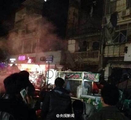 广西宁明县德华街新宁超市旁一大排档发生煤气罐爆炸。央视