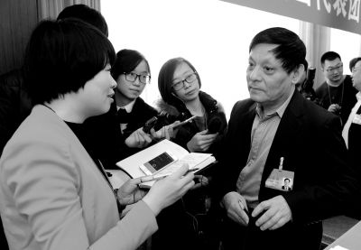 叶青纯参加石景山团分组审议后接受记者采访。