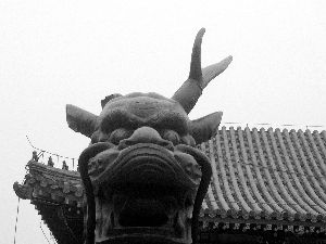 圆明园门口的铜麒麟角被折断了(见图)。