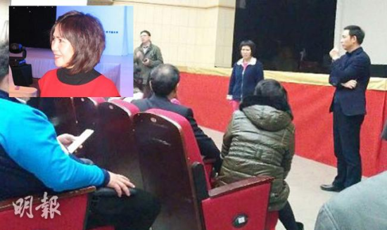 郭正钢妻子吴芳芳（中间站立者）被带出来，面向坐在大堂的业主亲口表示没钱偿还，其后再无任何说话。（网络图片）