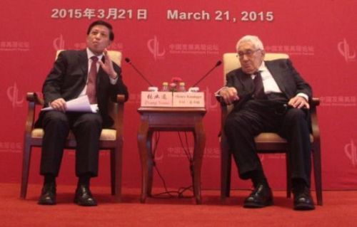 图为中国外交部党委书记、常务副部长张业遂对话基辛格。