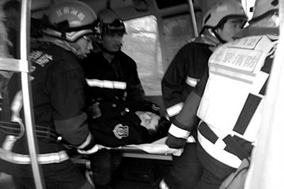      乘务员被救出。京华时报记者赵思衡摄