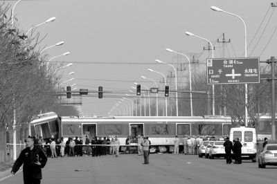      出轨列车横跨道路。京华时报记者赵思衡摄