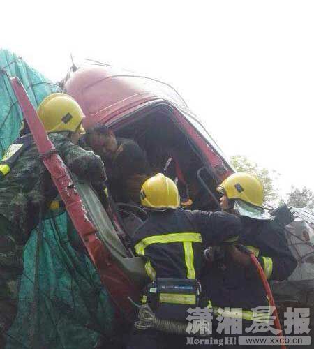 京港奥高速湖南湘潭段南往北方向1524-1525公里处发生十多台车连环相撞事故，救援官兵赶赴现场救援。图/潇湘晨报记者  肖洋桂 通讯员 朱亚军