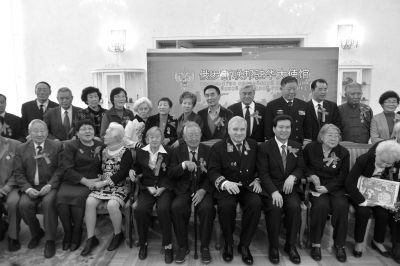 昨天，俄罗斯驻华使馆举行卫国战争胜利70周年纪念奖章颁奖仪式，很多受勋者已是白发苍苍。京华时报记者王海欣摄