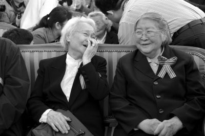 毛泽东的女儿李敏(右)与刘少奇的女儿刘爱琴(左)在纪念活动上交流。京华时报记者王海欣摄