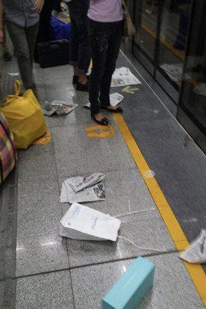 一片狼藉的地铁站台