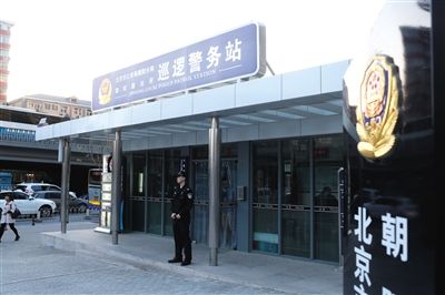 昨日，改造升级后的劲松桥警务站焕然一新，防弹玻璃替代了白墙。新京报记者 周岗峰 摄