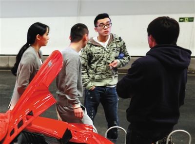 法拉利司机于某某(左三)。