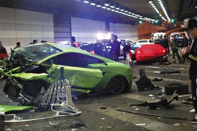 4月12日凌晨，大屯路隧道车祸现场，涉事两车损毁严重，道路护栏、防护墙等也被损坏。新京报记者 浦峰 摄