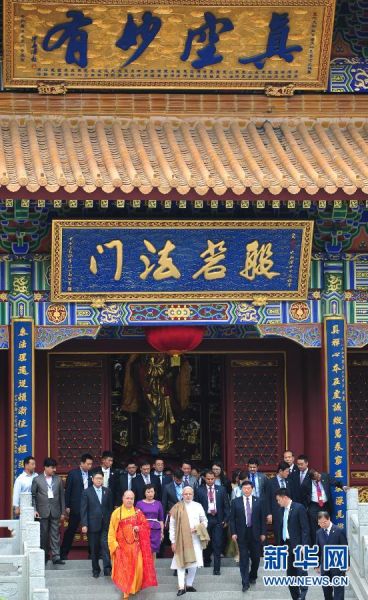 印度总理莫迪参观西安市大兴善寺当日，正在中国进行正式访问的印度总理莫迪来到西安市大兴善寺参观。 新华社记者 丁海涛 摄