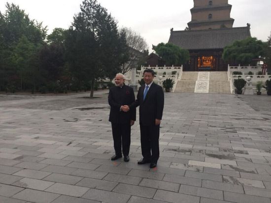 习近平与莫迪握手合影