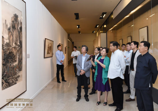 贾庆林同志参观“渡海白云贯古今——黄君璧书画展”
