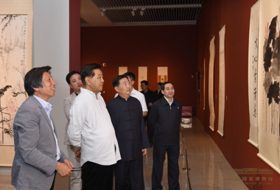 贾庆林同志参观“学艺融通——饶宗颐百岁艺术大展”