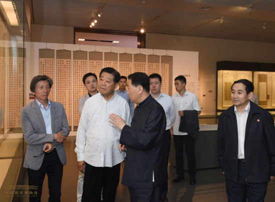 贾庆林同志参观“中国国家博物馆典藏——中国古代书法”专题陈列。