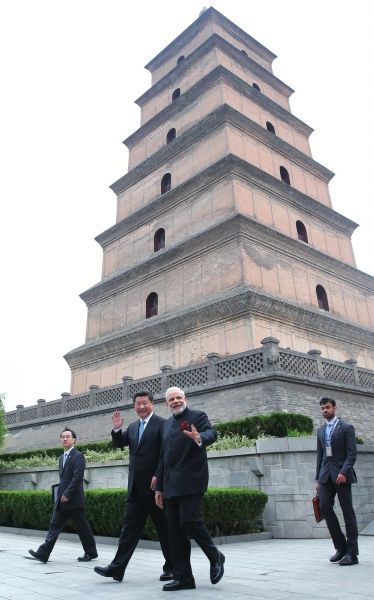 中国国家主席习近平陪同印度总理莫迪参观西安大慈恩寺。中新社/盛佳鹏
