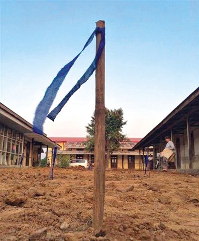  墓地挖掘现场用竹竿作为标识，每一根竹竿下安葬着一位远征军将士。