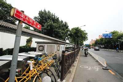 煤市街附近的湿井胡同路牌把“东”指向“南”。