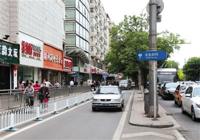东城区金鱼胡同的路牌指向了一家工艺品店。 本版摄影/实习生 彭子洋