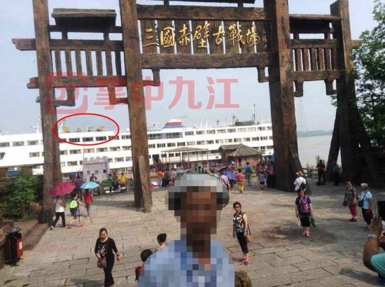 图为两艘游轮靠岸，游览赤壁景点。