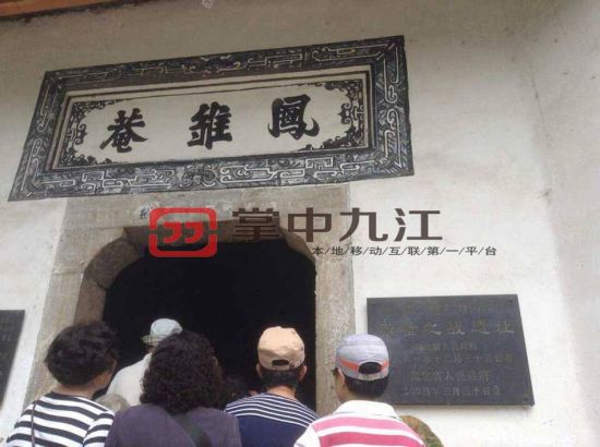 图为两艘游轮靠岸，游览赤壁景点。