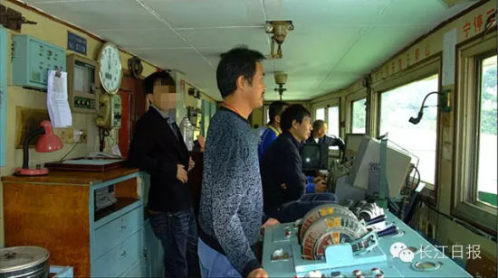 图中为"东方之星"大副刘先禄，照片最右边是船长，右二双手交叉者是程林。刘超说，这张照片很像事发当晚的驾驶室站位。（照片由刘超 提供）