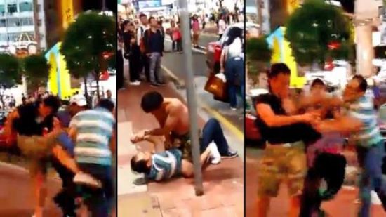 2人香港街头扭打