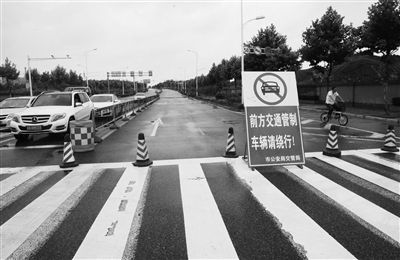 昨日,在南京友谊河路至宁杭高速入口前路口,由于大雨造成严重积水，公安交警二大队交警迅速赶到现场疏导交通，并对道路暂行管制。同时，市政防洪防汛部门紧急调来大型抽排水车，快速抽排水，到记者发稿时已抽排了一整天。（请报料人来报社领取信息费）记者 高爱平 摄