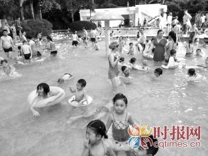 南岸一小区的游泳池内，晚饭后，市民游泳消暑