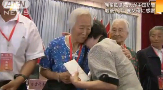日本遗孤回到中国感谢养父母的恩情（视频截图）