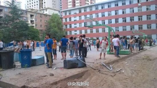学生已经疏散到篮球场