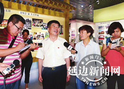 金辉向媒体记者回忆与总书记“相处”的点滴细节。吉林日报记者 宋锴 摄