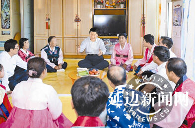 习总书记在光东村农户家中同村民们亲切交谈。新华社记者 谢环驰 摄