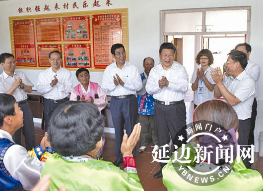 习总书记在光东村村委会观看村民们排练朝鲜族舞蹈。 新华社记者 谢环驰 摄