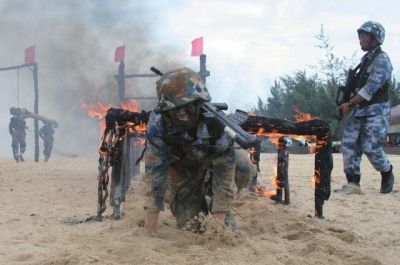 特种兵在进行极限训练课目。