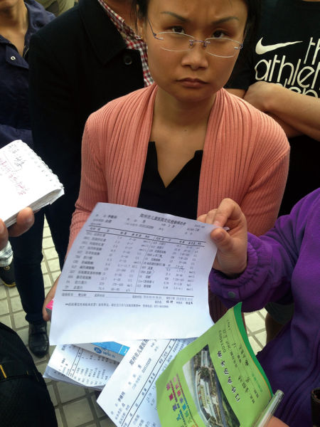 西安家长向记者展示孩子的体检结果。