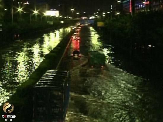 车辆在被雨水淹没的街道上艰难前行
