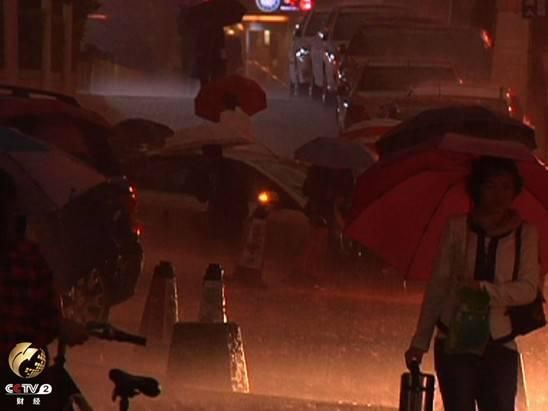 深圳街道上市民冒雨出行