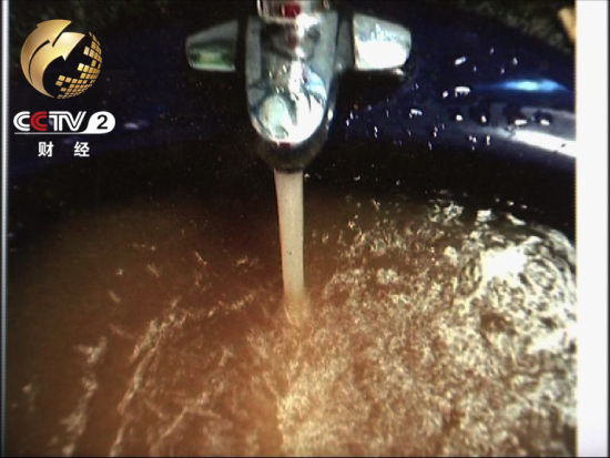 从自来水管中流出的“黄泥水”