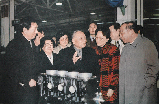 1991 年 2 月 6 日，朱镕基陪同邓小平在上海考察。前排左二为邓小平夫人卓琳，前排右二为邓小平女儿邓榕。