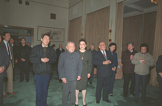 1991 年 2 月 14 日，邓小平和国家主席杨尚昆（右二）向上海党、政、军负责人祝贺新年，上海市委书记、市长朱镕基陪同。