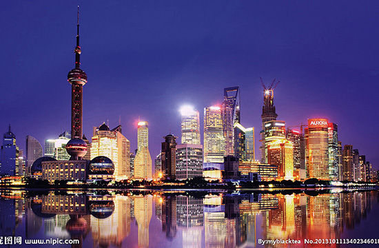 1990 年 4 月，中央决定以浦东开发为龙头，带动长江三角洲和长江流域的发展。图为如今的浦东建设新貌。