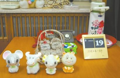 邓小平过生日时孙子孙女们送给他的生日礼物。