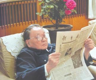 读报是爸爸每日必修的功课。1987年4月83岁邓林摄