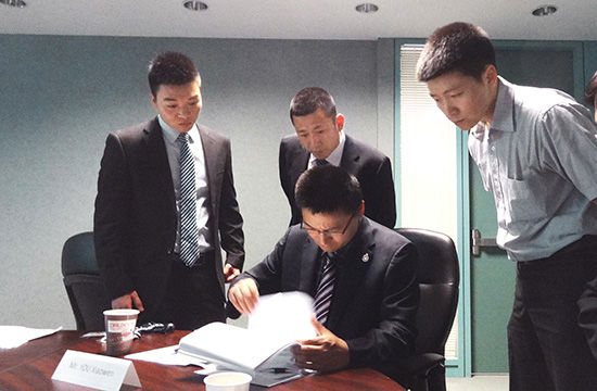 2013年6月18日， 行动组在某国研究调整缉捕工作方案。