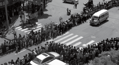 2014年8月18日，临洮县万名群众自发涌上街头，送别他们的好县长柴生芳。