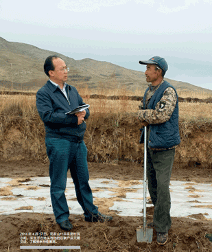 2014年4月17日，苟家山村麻家窑村民小组，柴生芳在地头与他的双联户麻天明交谈，了解党参种植情况。