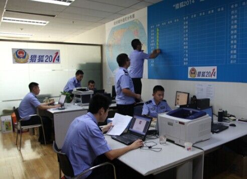 在“猎狐2014”行动办的办公室墙壁上，贴着全国各地在这次专项行动中的战果与排名。 