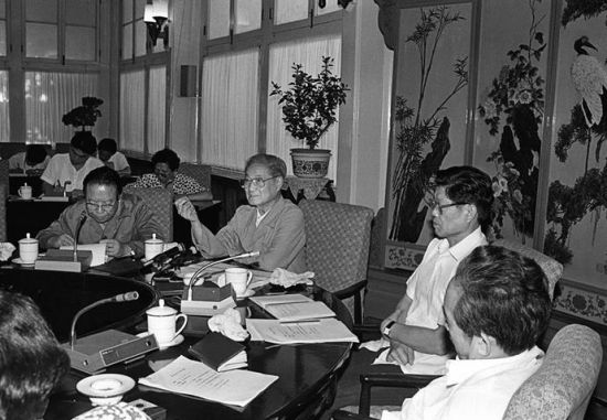 1992年7月3日，中共中央政治局常委宋平在中南海怀仁堂与出席高校党建工作会议的代表座谈。
