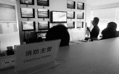 飙车时消防急救等防护措施配备到位